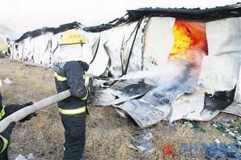 包头土右旗萨拉齐镇工地彩钢房起火 大火肆虐近4小时
